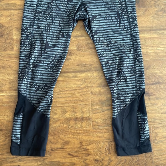 Lululemon feather print crops - Picture 6 of 12